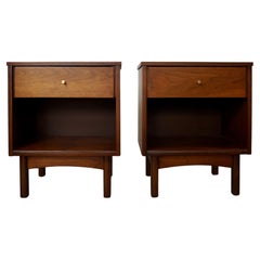Comodini in legno di noce moderni del Mid-Century degli anni '60 - una coppia