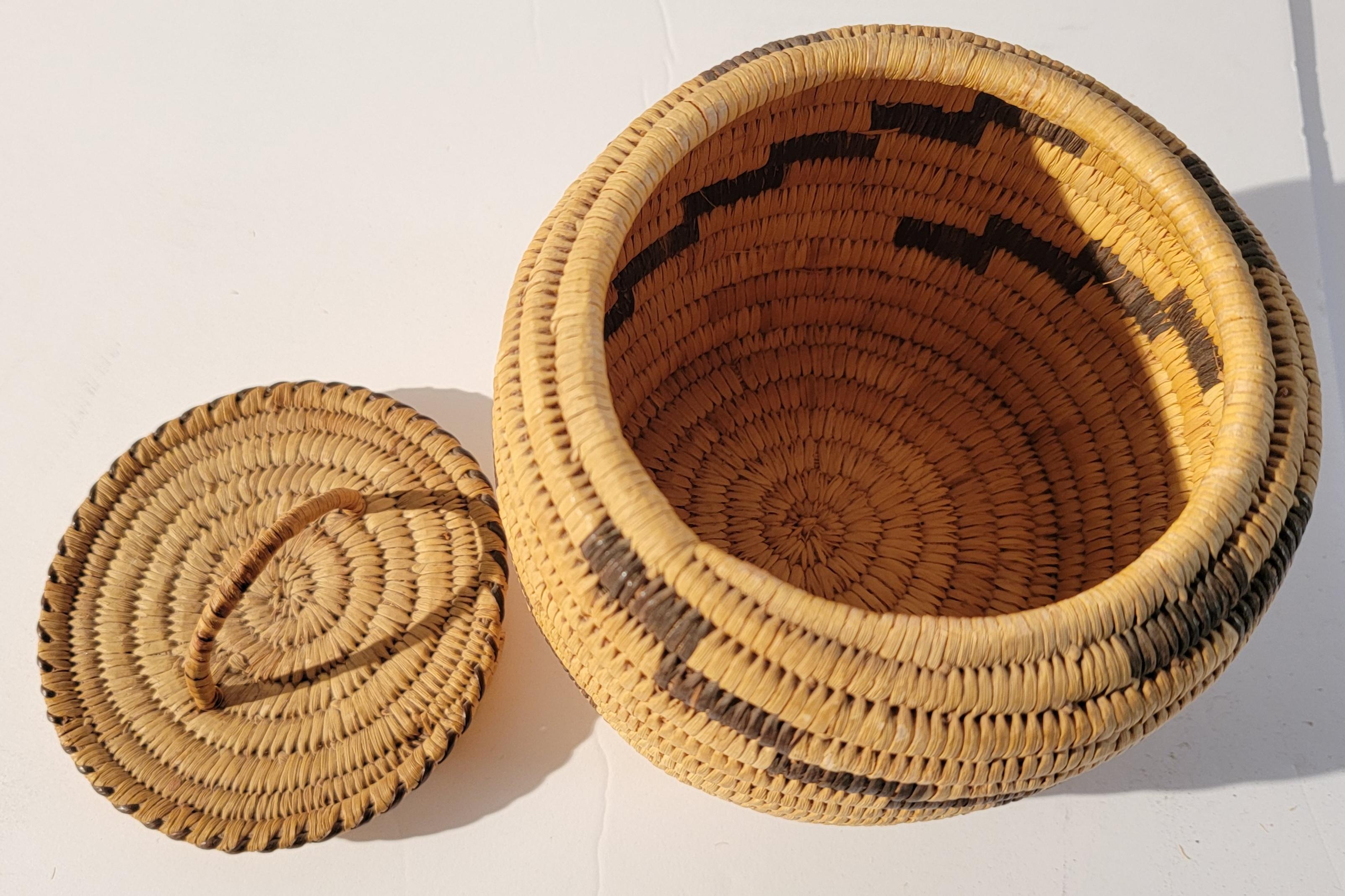 console basket with lid