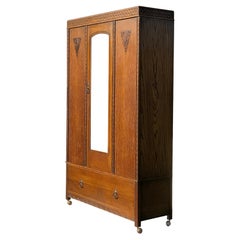 Un armadio-guardaroba ARTS & CRAFTS / ART NOUVEAU di Harris Lebus, Inghilterra 1900