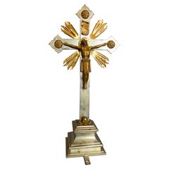 Antico Crocifisso gotico revival in bronzo argentato con corpo di Cristo in bronzo dorato