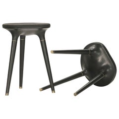 Sgabello contemporaneo in noce intagliato, ottone e pelle