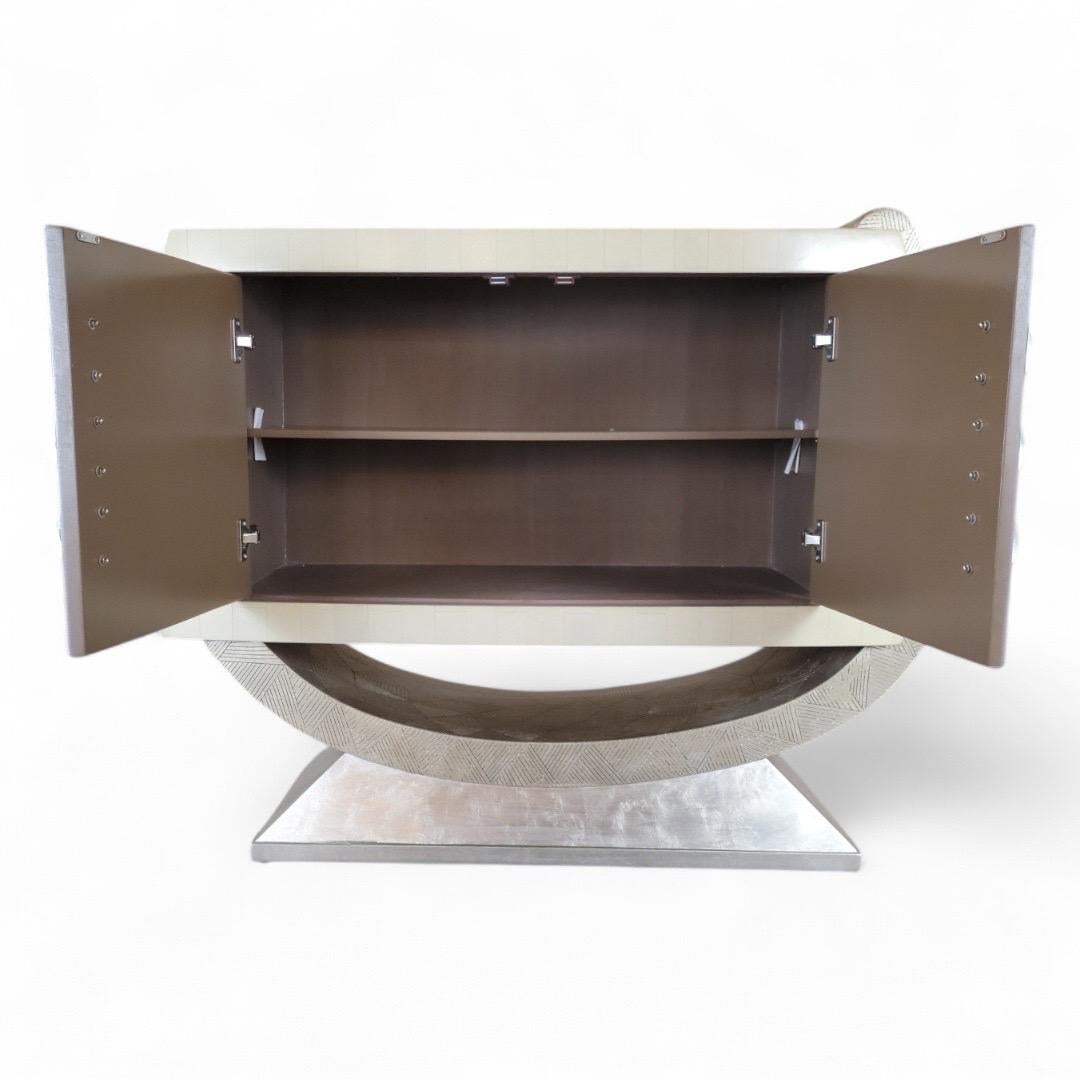 Pietra Credenza Artmax postmoderna scultorea a 2 ante in osso e argento tessellato in vendita