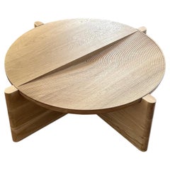 Tavolino Arkhe No 1 in Oak massiccio Moderno Rotondo Scultoreo di Fulden Topaloglu