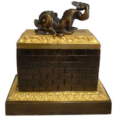 Calamaio inglese Regency in bronzo patinato e ormolu con montatura a delfino