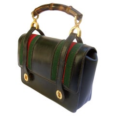 Extrêmement rare, le sac à main en cuir noir de Gucci avec poignée en bambou, datant des années 1970.