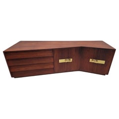 Credenza scultorea in legno di noce in stile Campaigner della metà del secolo scorso