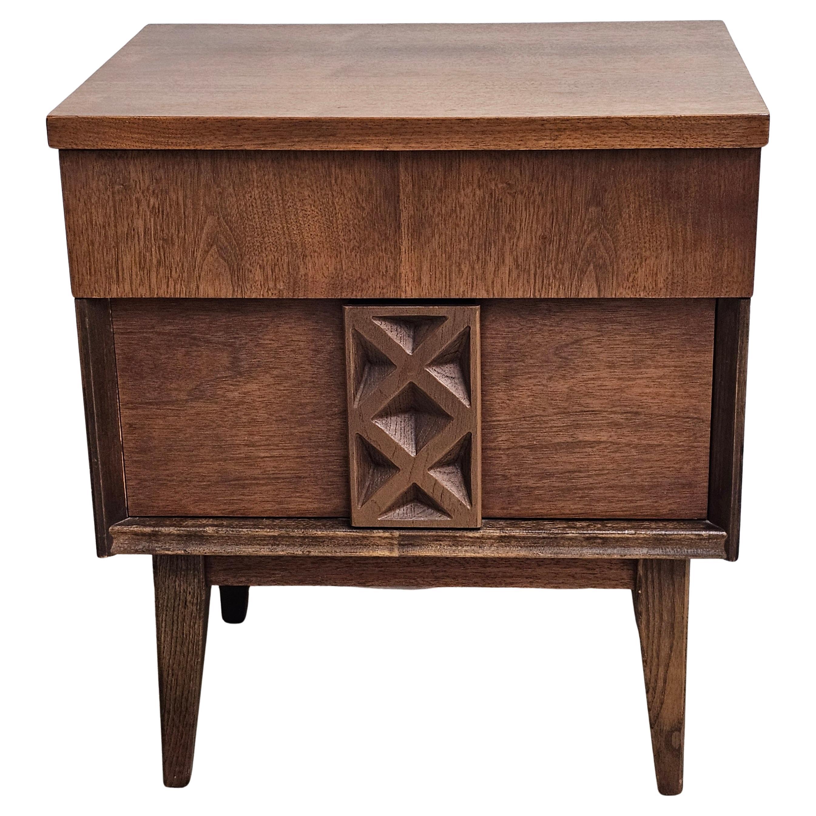 Comodino a due cassetti in legno di noce in stile scandinavo di metà secolo