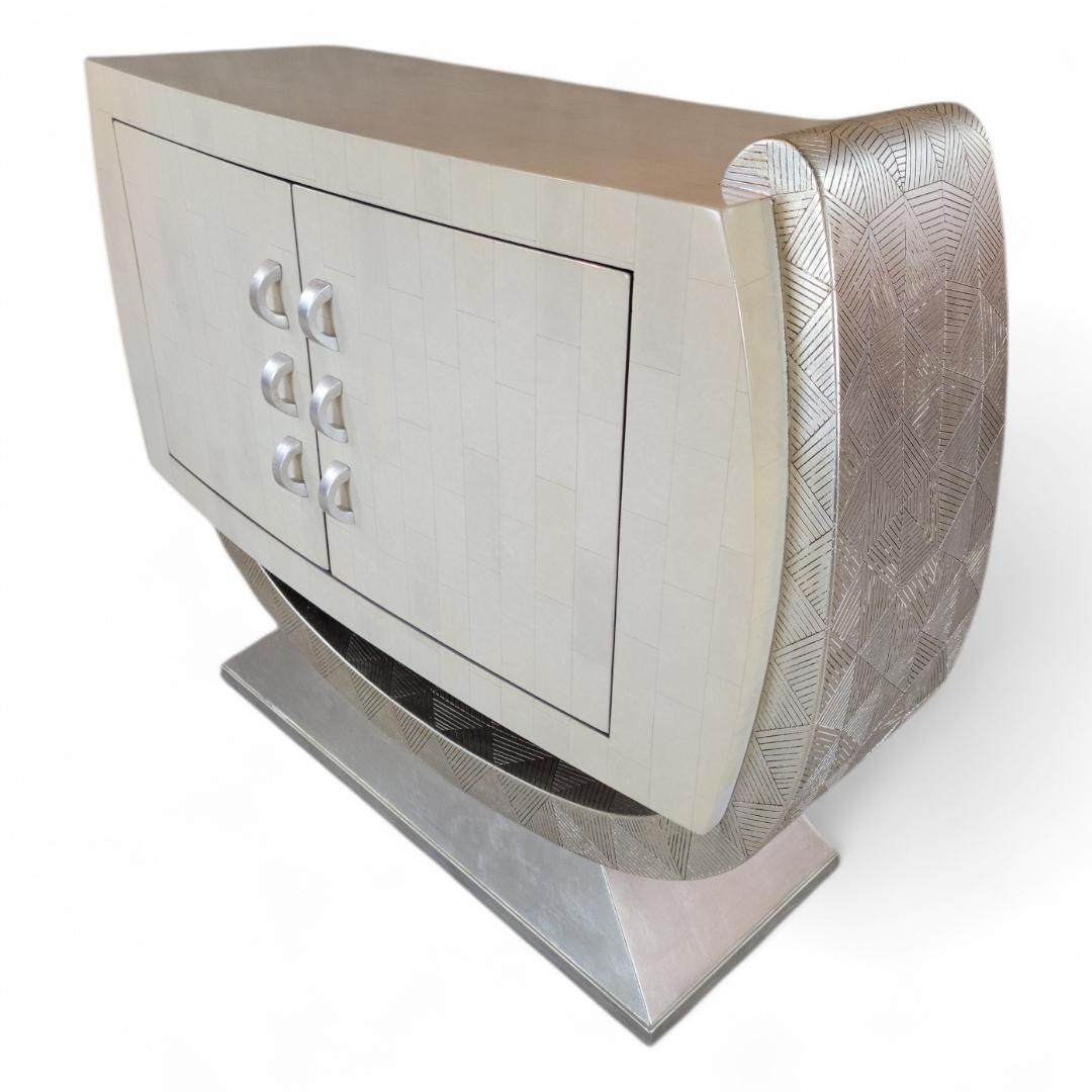 Scultura postmoderna in osso e argento a 2 ante Artmax  Credenza per l'archiviazione

Circa 20° secolo 

Dimensioni:

39,5 