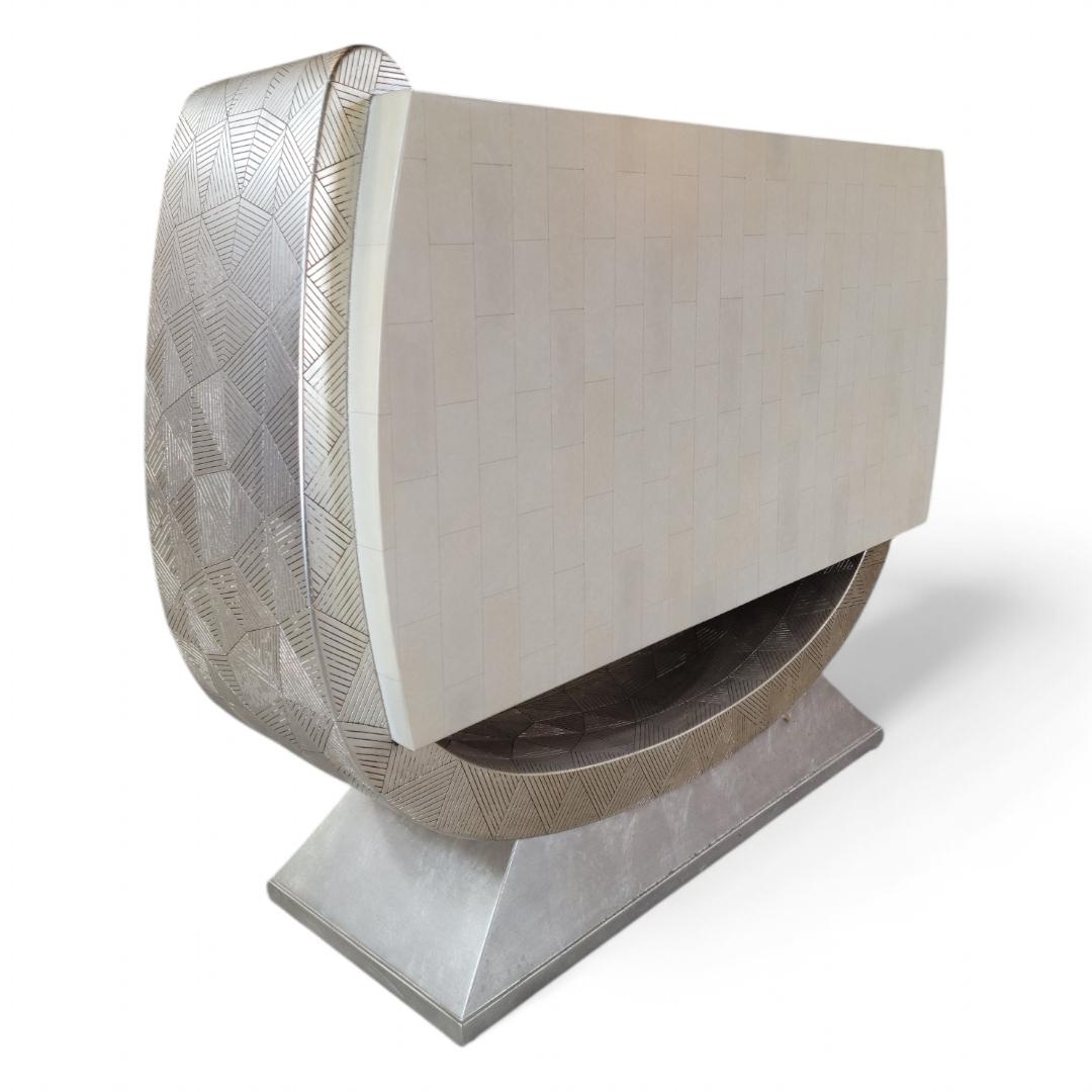 Sconosciuto Credenza Artmax postmoderna scultorea a 2 ante in osso e argento tessellato in vendita