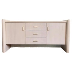 Credenza galleggiante postmoderna in legno con lavaggio bianco